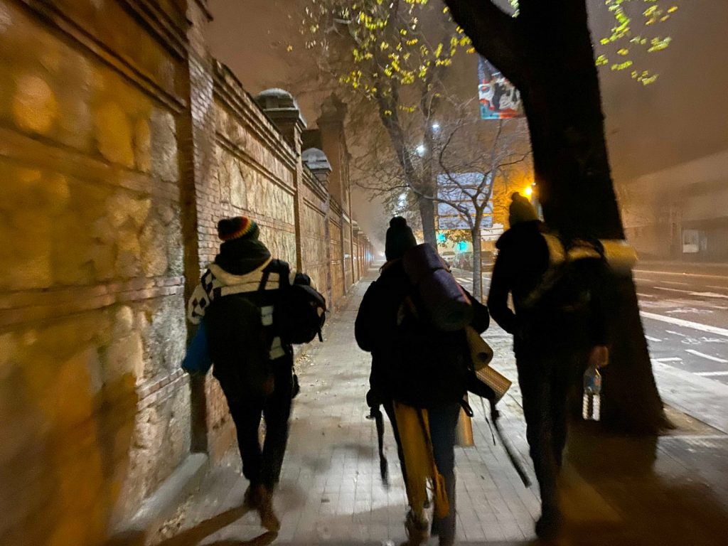 tres voluntarios de  la ONG BOKATAS en la rutas de calle por Madrid