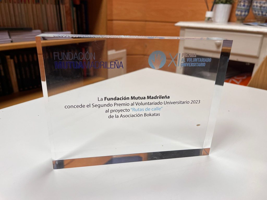 El premio que la Fundación Mutua Madrileña concedió a la ONG Bokatas por el proyecto Rutas de Calle.